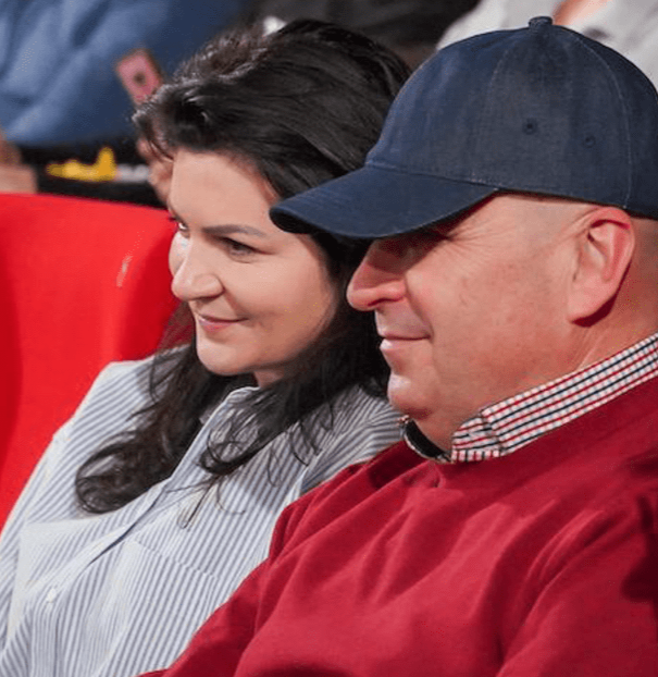 Cum arată și cine este iubita lui Ilie Bolojan. S-au afișat mână în ...